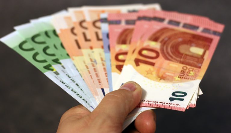 Spread of different denomination euro notes
